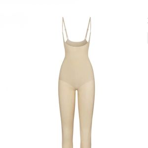SKIMS EVERYDAY SCULPT OPEN BUST CATSUIT. NWT, COLOR: SAND XXS